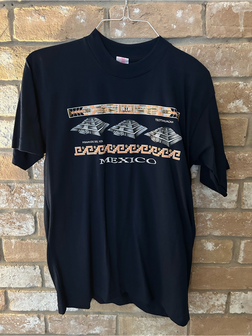 Mexico Pyramid Graphic Men's T‑Shirt. Men’s large.